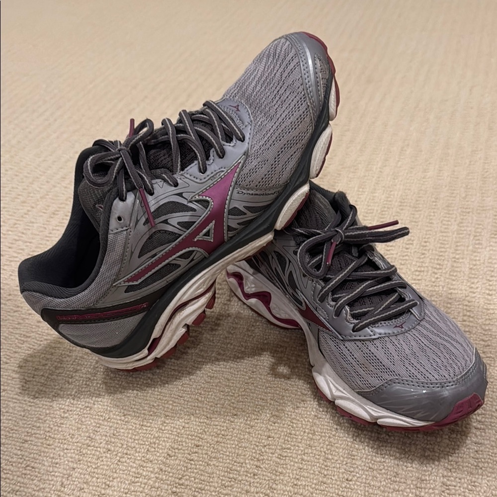 Mizuno Women's Gray and Pink Running Shoes